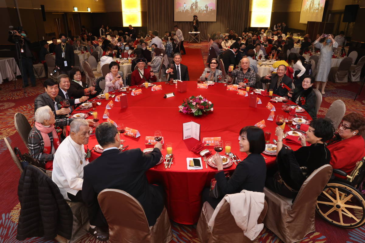 「2022歲末敘暖．唸歌歡唱」現場百餘位傳統藝術工作者與專家學者齊聚一堂共同歡慶 (傳藝中心提供)