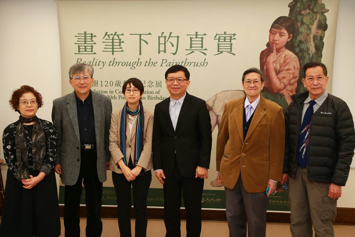（右起）李梅樹文教基金會執行長李景文、李梅樹紀念館長李景光、文化部次長李連權、日本佐賀縣立美術館學藝員秋山沙也子（Akiyama SAYAKO）、國立臺灣美術館長廖仁義及策展人薛燕玲合影，為「畫筆下的真實—李梅樹120歲藝術紀念展」揭開序幕 (文化部提供)