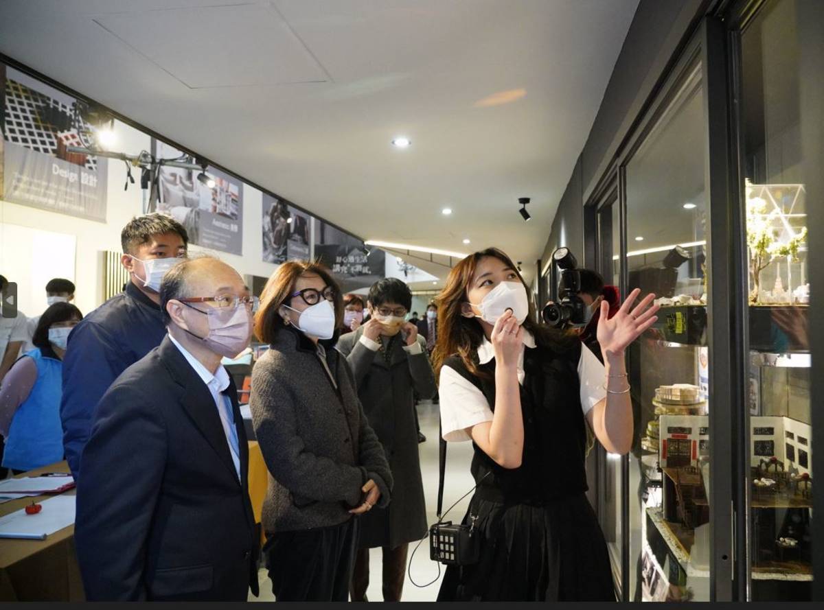 教育局長曾燦金(左)參觀剛於松山家商成立的美學設計技術教學中心