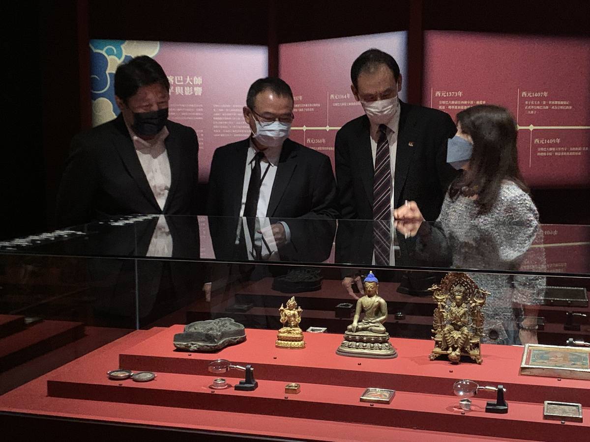 文化部政務次長蕭宗煌(左2)與來賓一同參觀特展