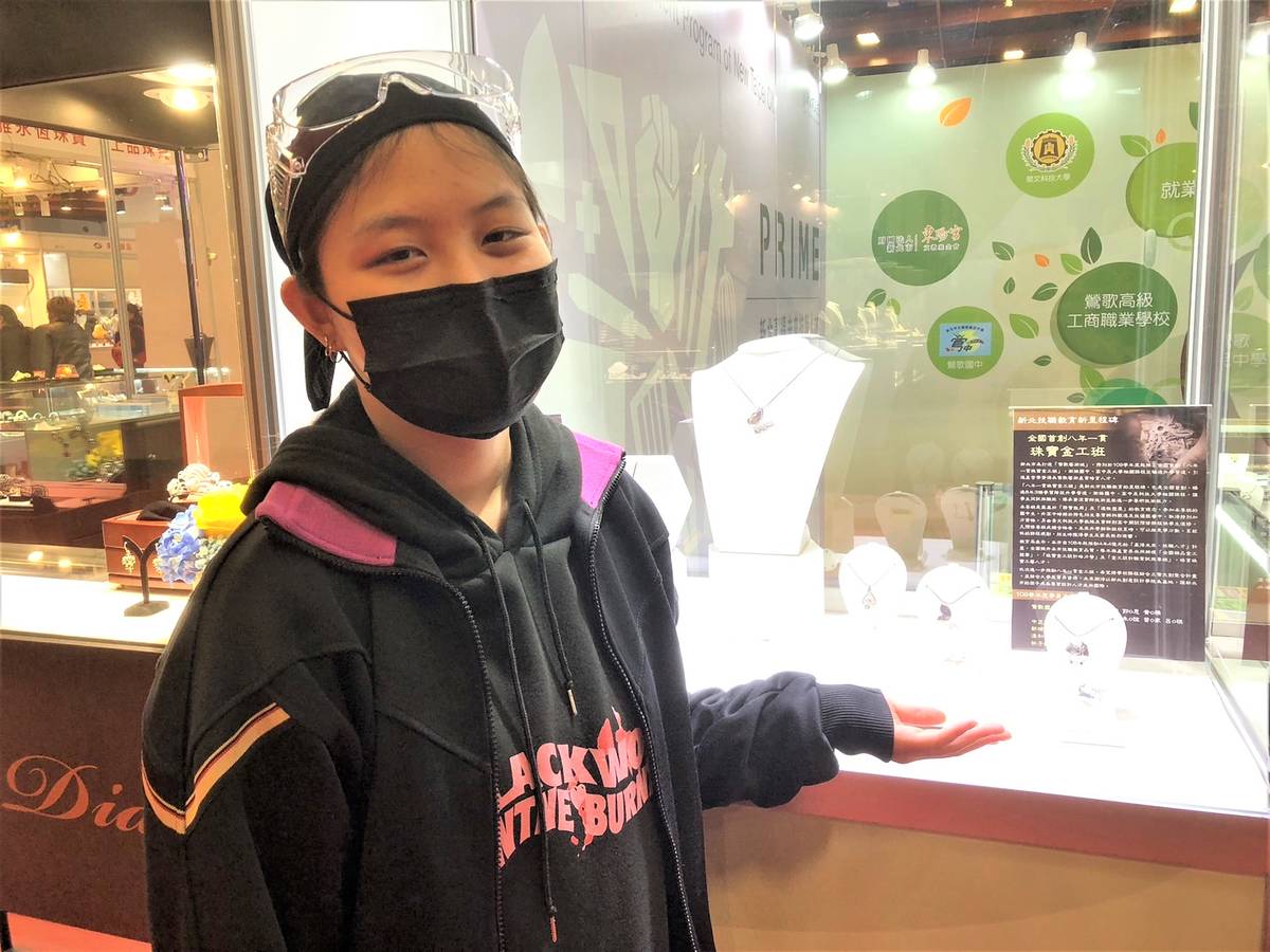 鶯歌工商朱恩誼同學與參展作品合影