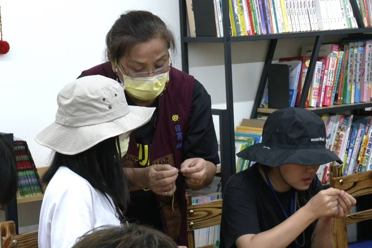 大王部落工作假期除了部落廚房的工項之外，也體驗傳統工藝。