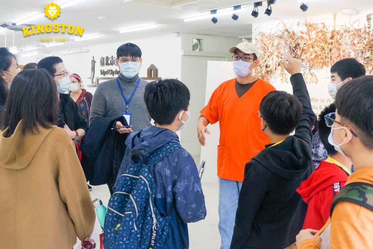 動保人員向同學說明工作內容