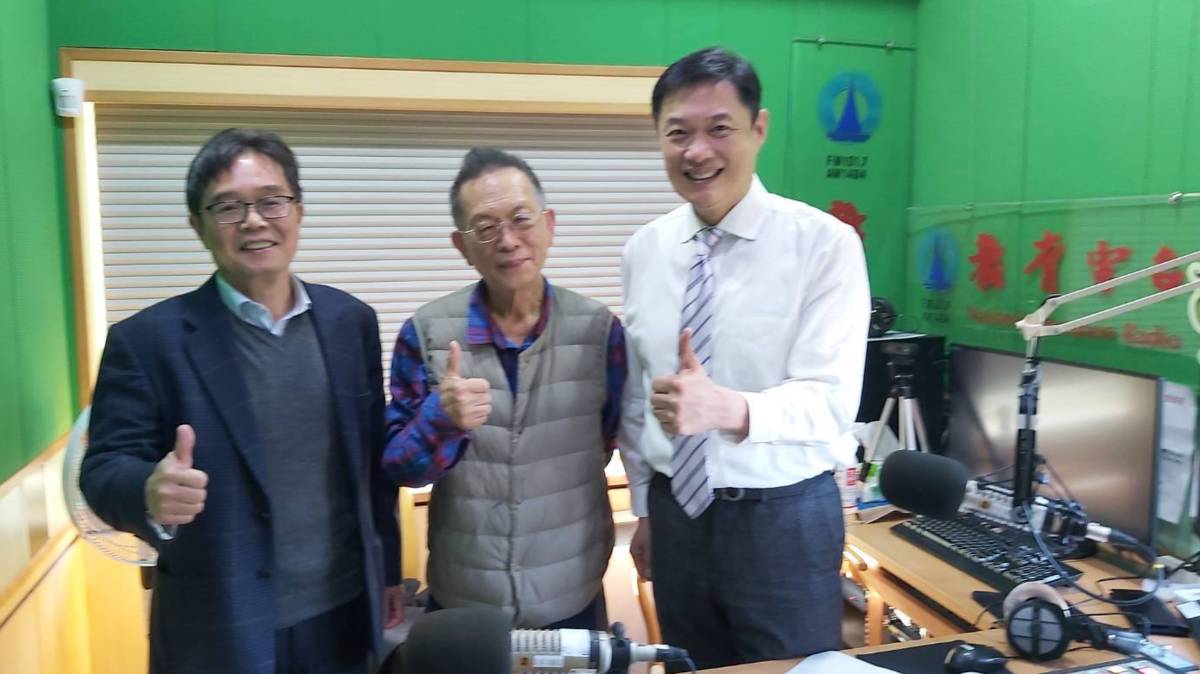 受訪人：
國立暨南國際大學　張進福　榮譽教授(中)
國立台灣大學　覺文郁　終身特聘教授(左)
