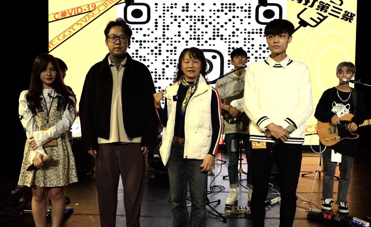 流行音樂學士學位學程副主任張淳菡(左二)及流行藝術學院副院長曾媚美(左三)開場 (醒吾提供)