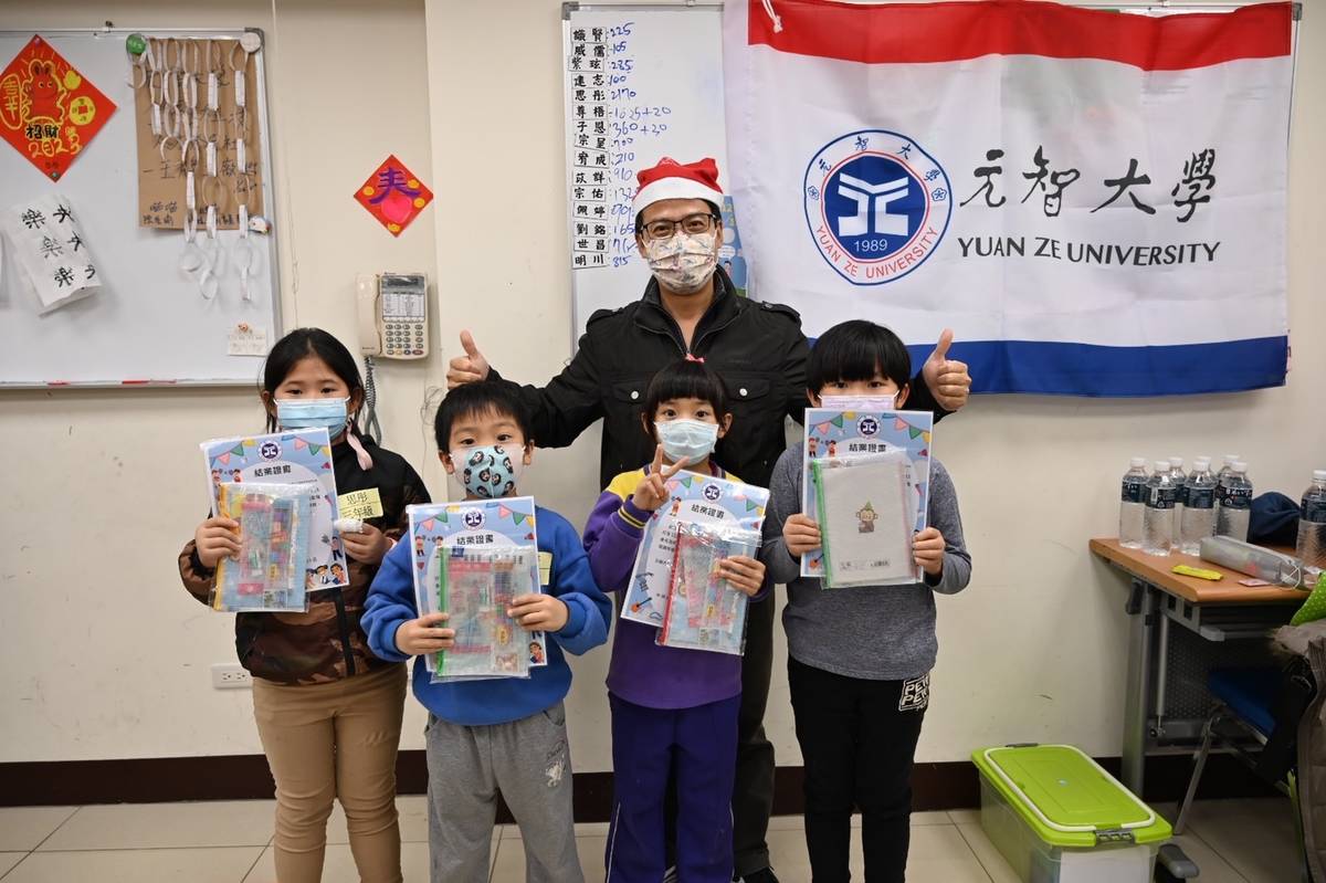 聖誕節前夕，元智大學與海星計畫的孩子們進行程式學習之旅 (元智提供)