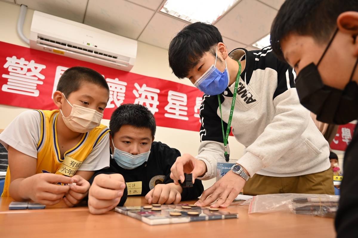 元智大學機器人研究社同學進行程式語言桌遊 (元智提供)