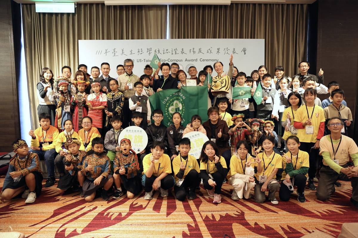 111年獲綠旗認證學校合照 (環保署提供)