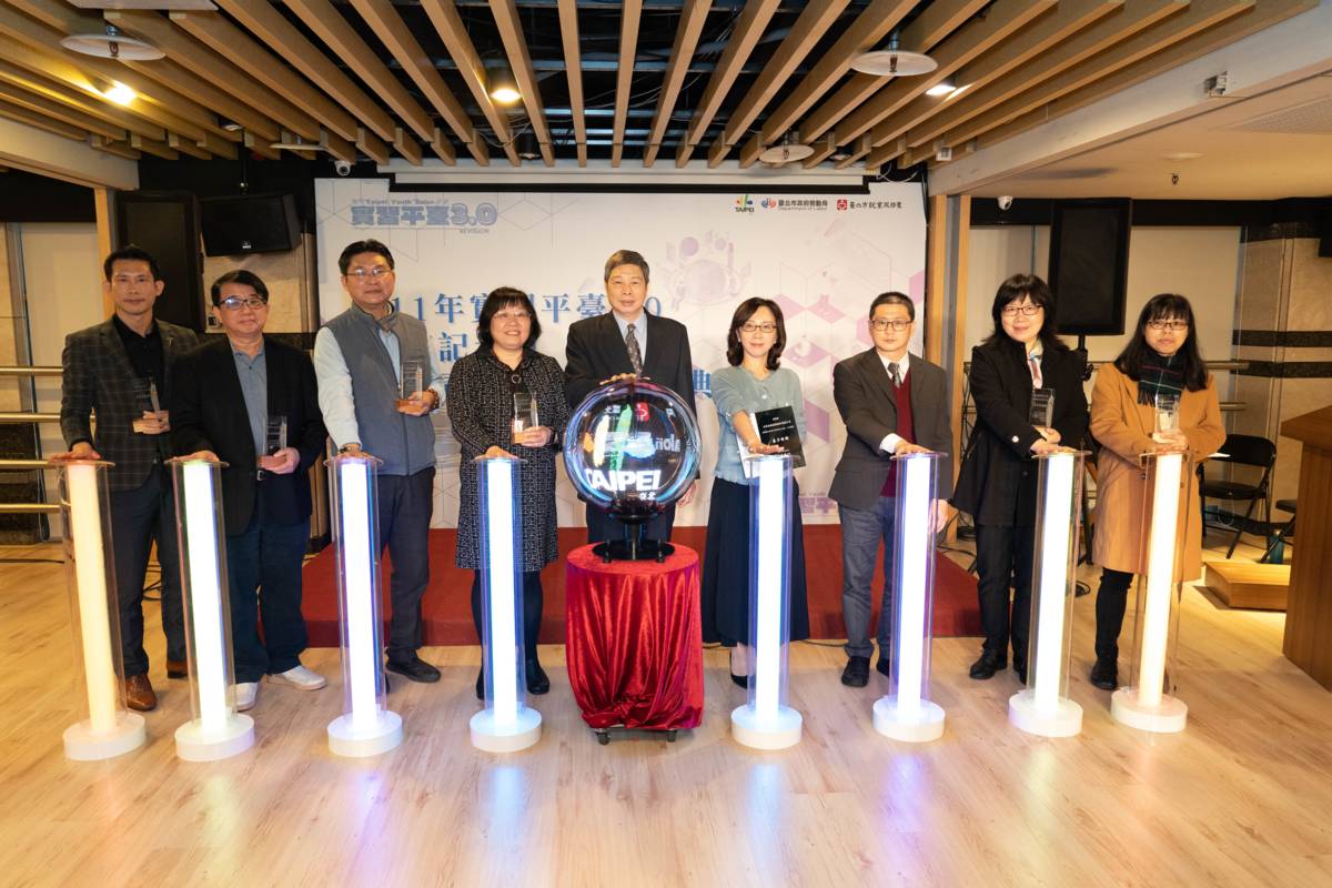 「實習平臺3.0」在企業以及學生之間，新增了學校端的角色，導入實習職場先修班課程