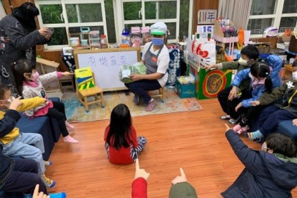 插角國小附幼廚工都淑蘭阿姨導讀繪本介紹有機蔬菜