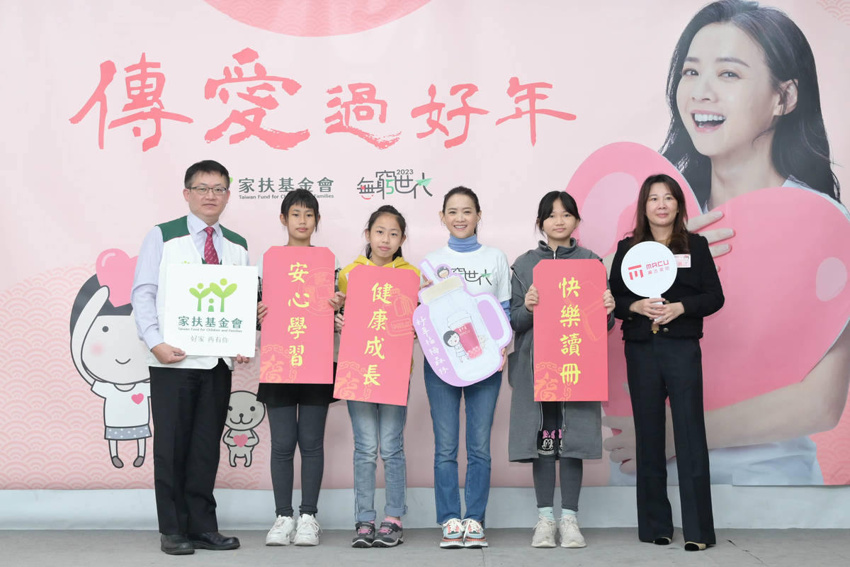 藝人曾寶儀(中)首次擔任《無窮世代計畫-傳愛過好年》愛心大使，呼籲大家關注兒少學習資源 (家扶提供)