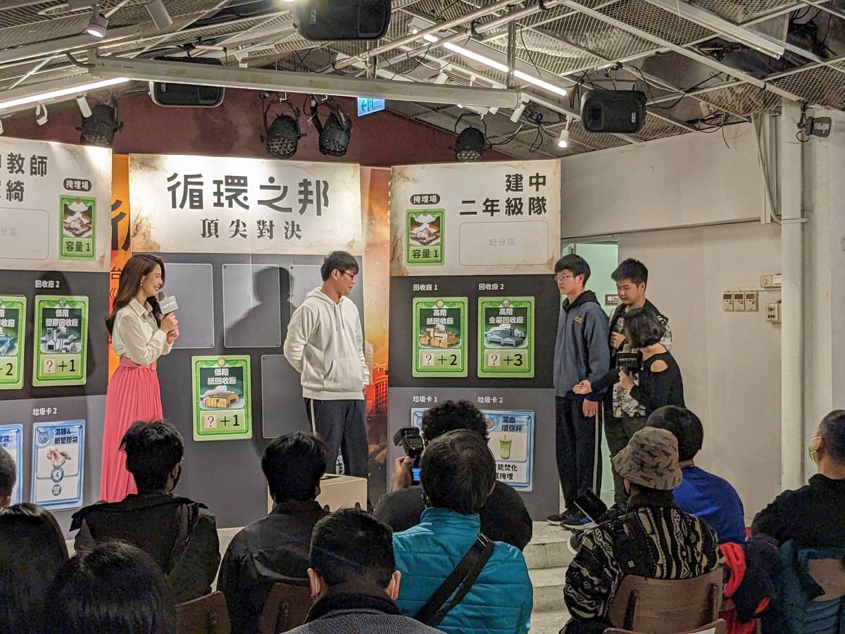 建國中學同學與藝人白佳綺示範桌遊遊戲過程