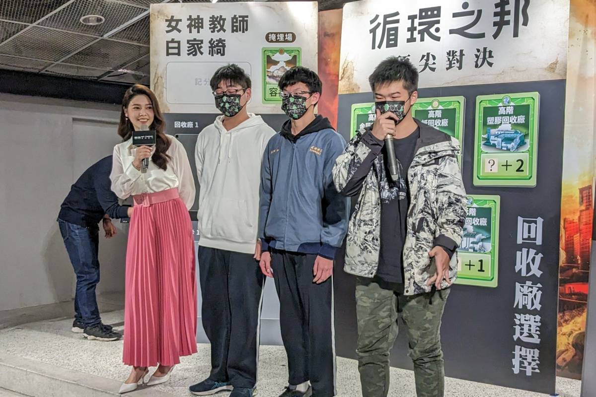 建國中學Jerry同學(右一)分享從桌遊的學習心得