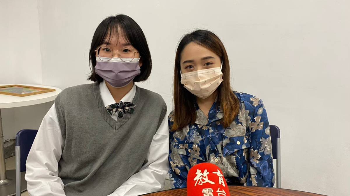 商業學程黃寀霓主任與學生