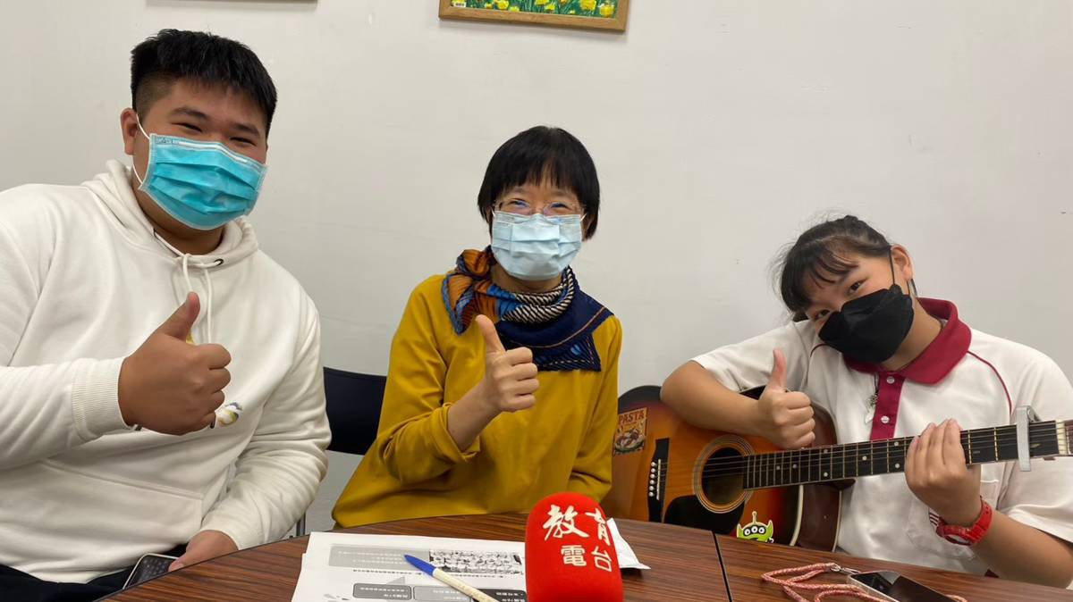 餐飲學程劉懷柔主任與同學