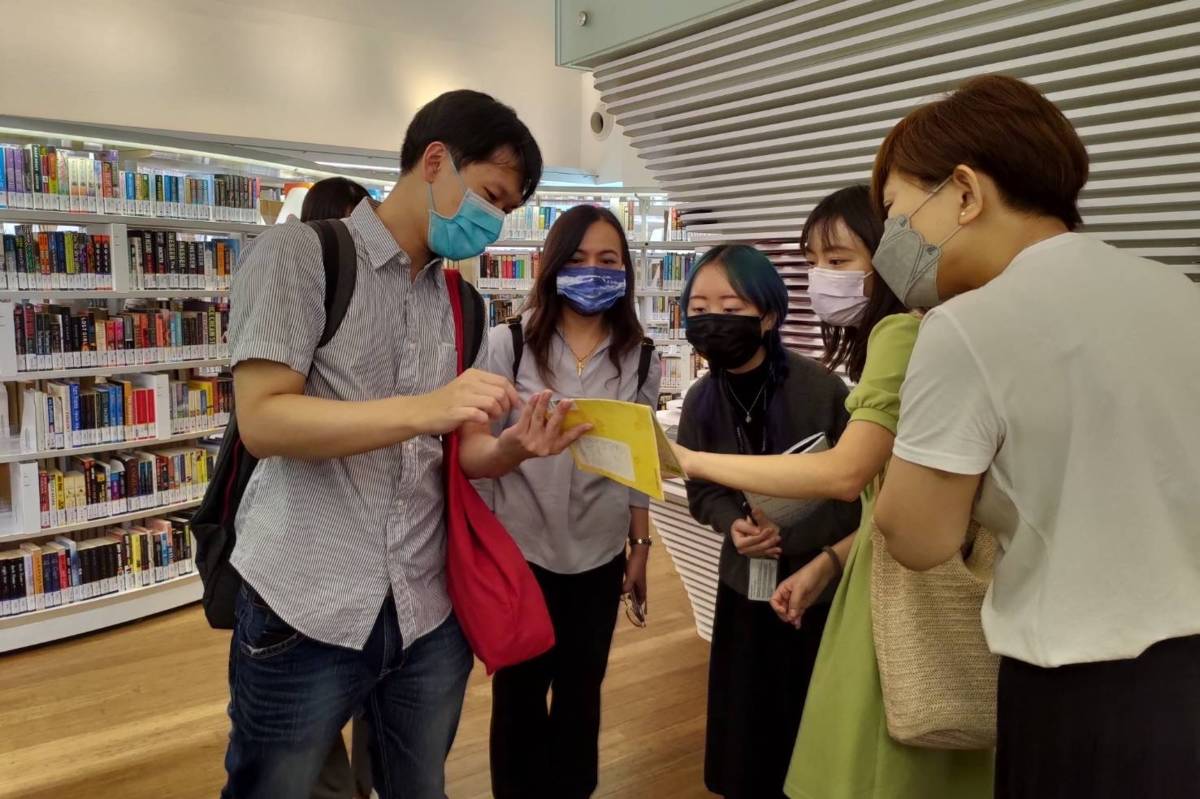 宜蘭縣文化局副局長辜雯華（左二）率領文學以及圖書資訊科同仁，前往新加坡進行圖書館交流。