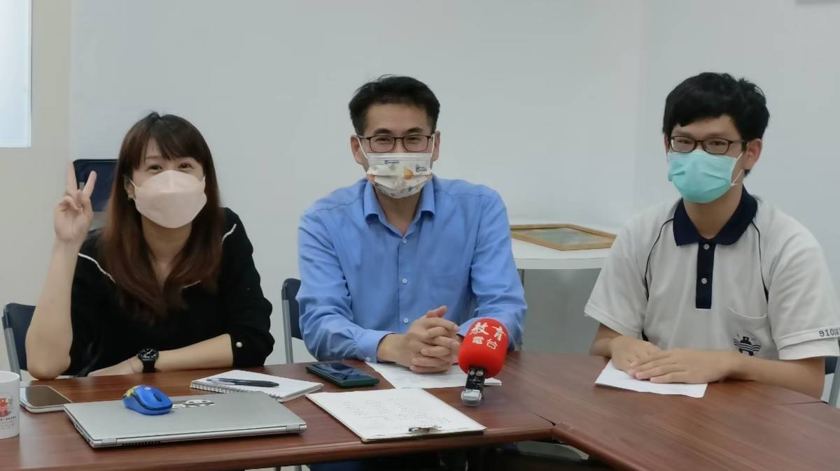資訊學程楊賀凱老師/秘書與學生