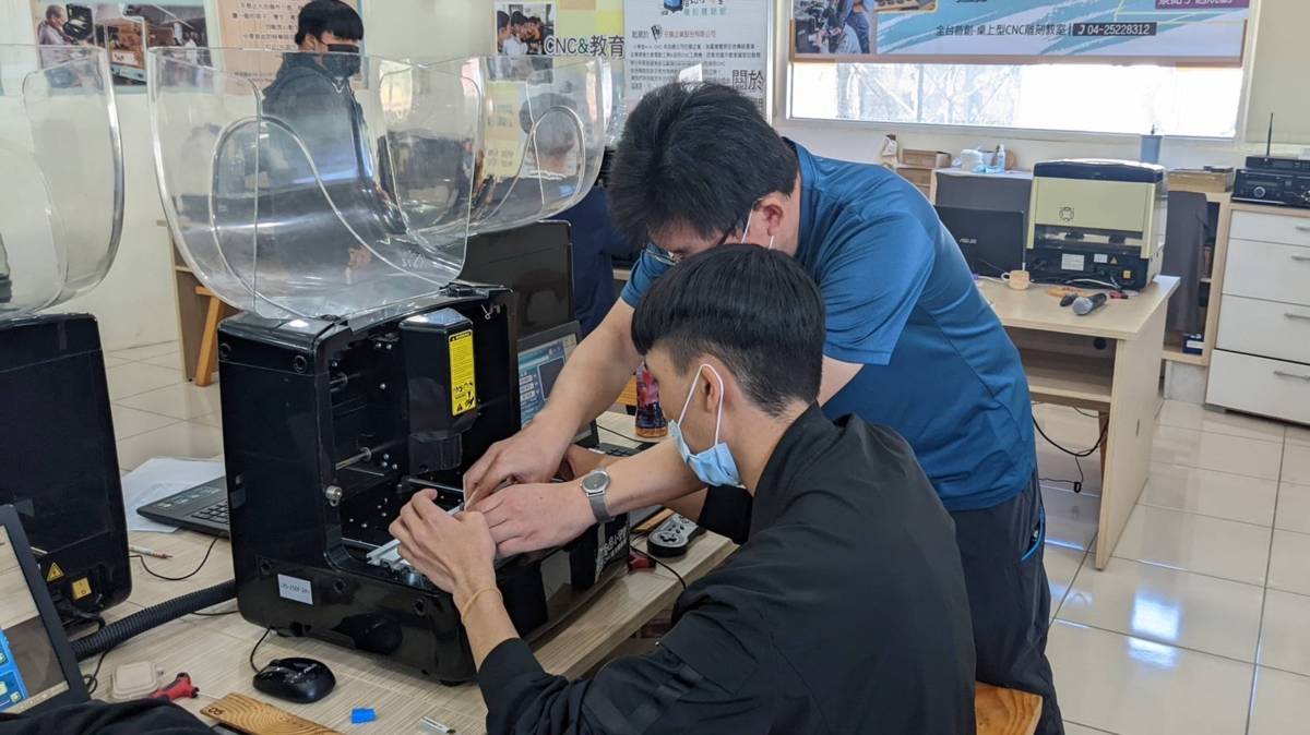 民眾可以在創意小學堂內體驗桌上型CNC設備(圖片來源：迷你CNC創意小學堂)