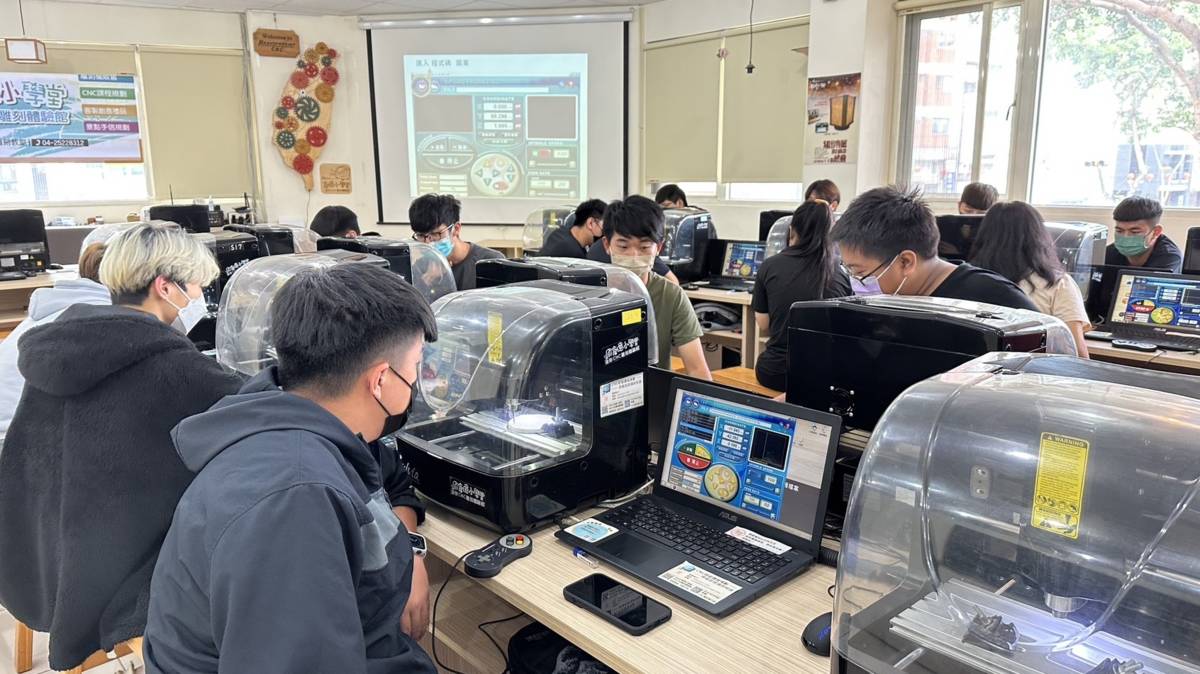 桌上型CNC設備每個人都可以輕鬆上手做出自己的作品(圖片來源：迷你CNC創意小學堂)