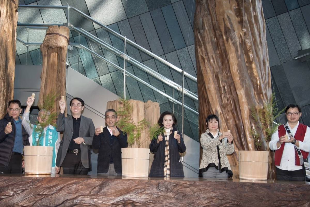 「驚豔山林－臺灣巨木展」在蘭陽博物館由林姿妙縣長帶領大家灌溉檜木樹苗中，溫馨開幕。