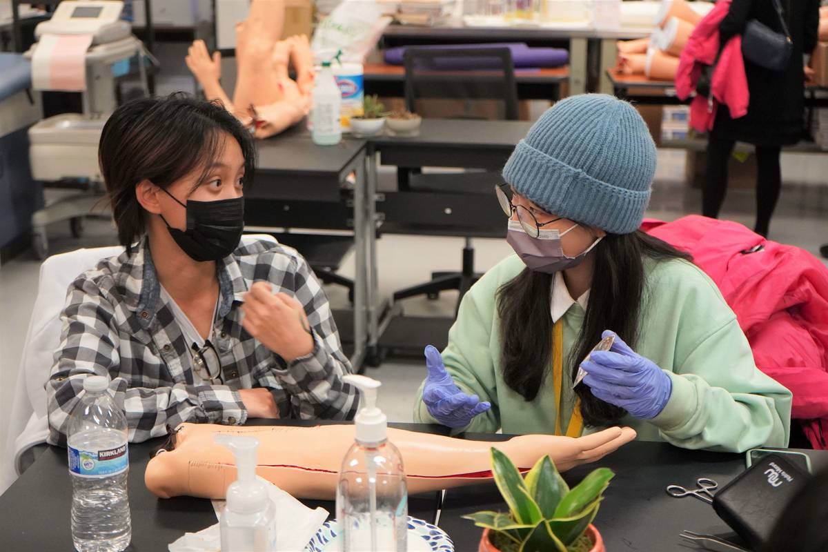 學生於Silicon Valley Career Technical Education進行入班共學課程-護理醫學