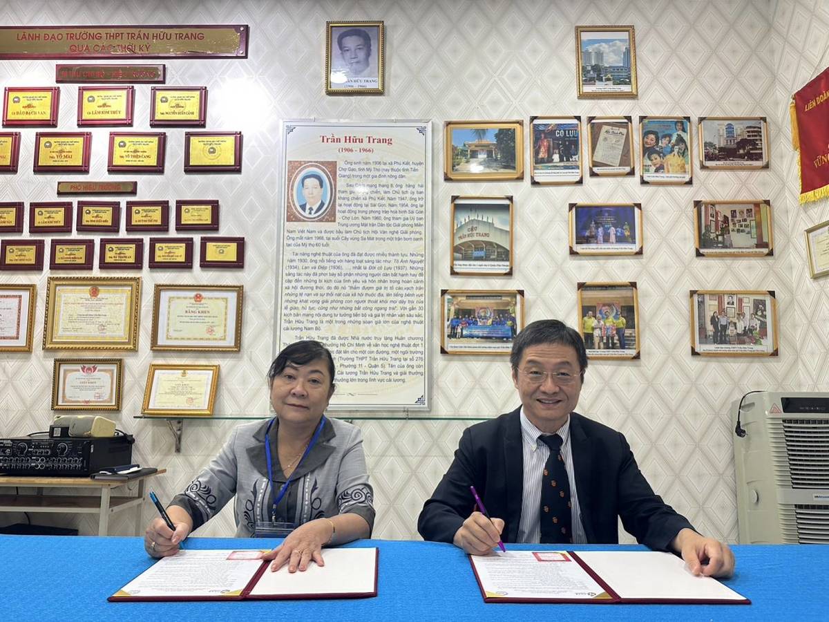 醒吾科技大學國際長國安民博士（右）與陳友莊高中校長陳峰然幸女士共同簽署推動華語文教育合作意向書 (醒吾提供)