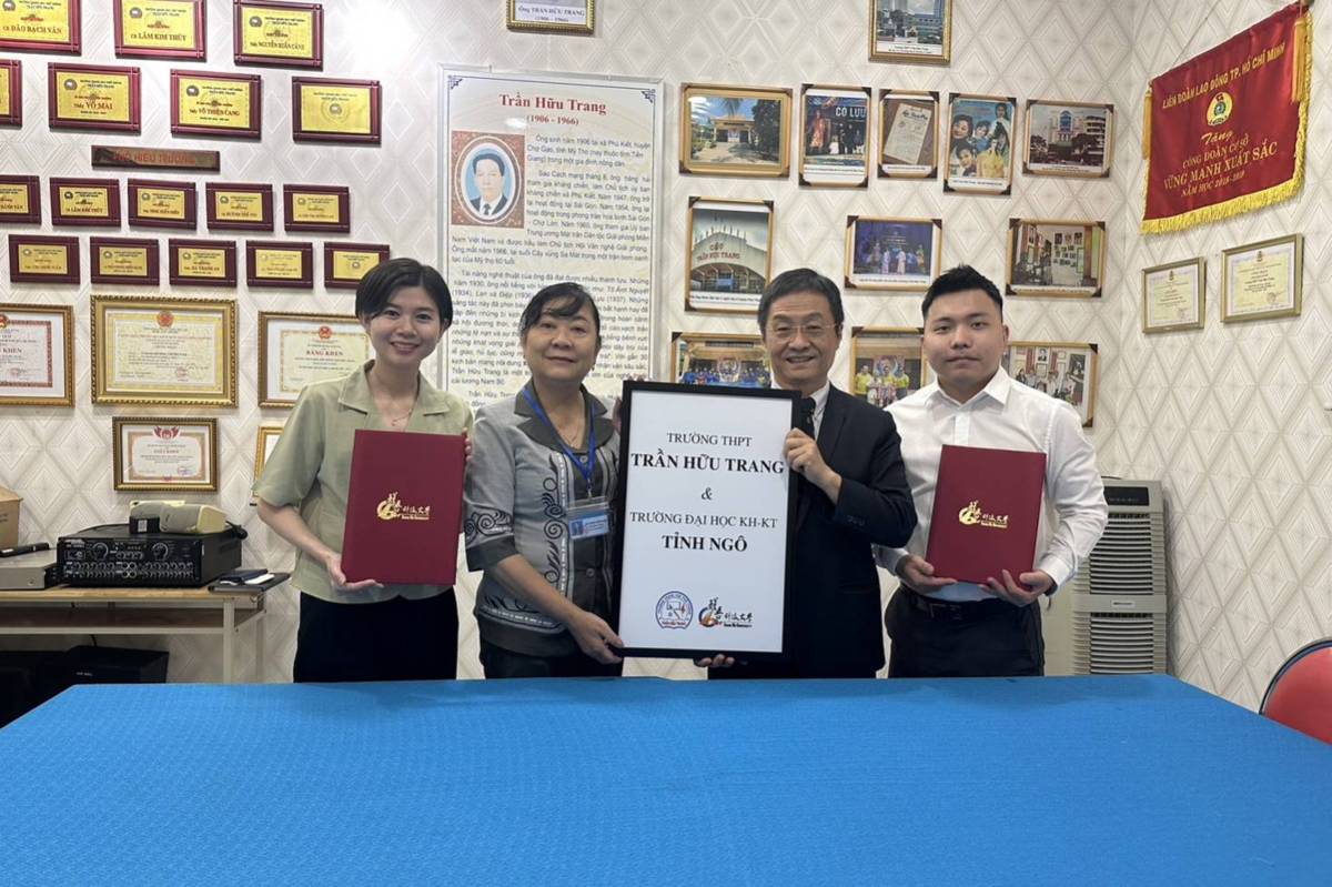 醒吾科大國際處馮潔儀組長（左起）、陳友莊高中校長陳峰然幸女士、醒吾科大國際長國安民博士及醒吾科大國際處阮忠信副執行長共同掛牌，合作推動越南華語文教育 (醒吾提供)