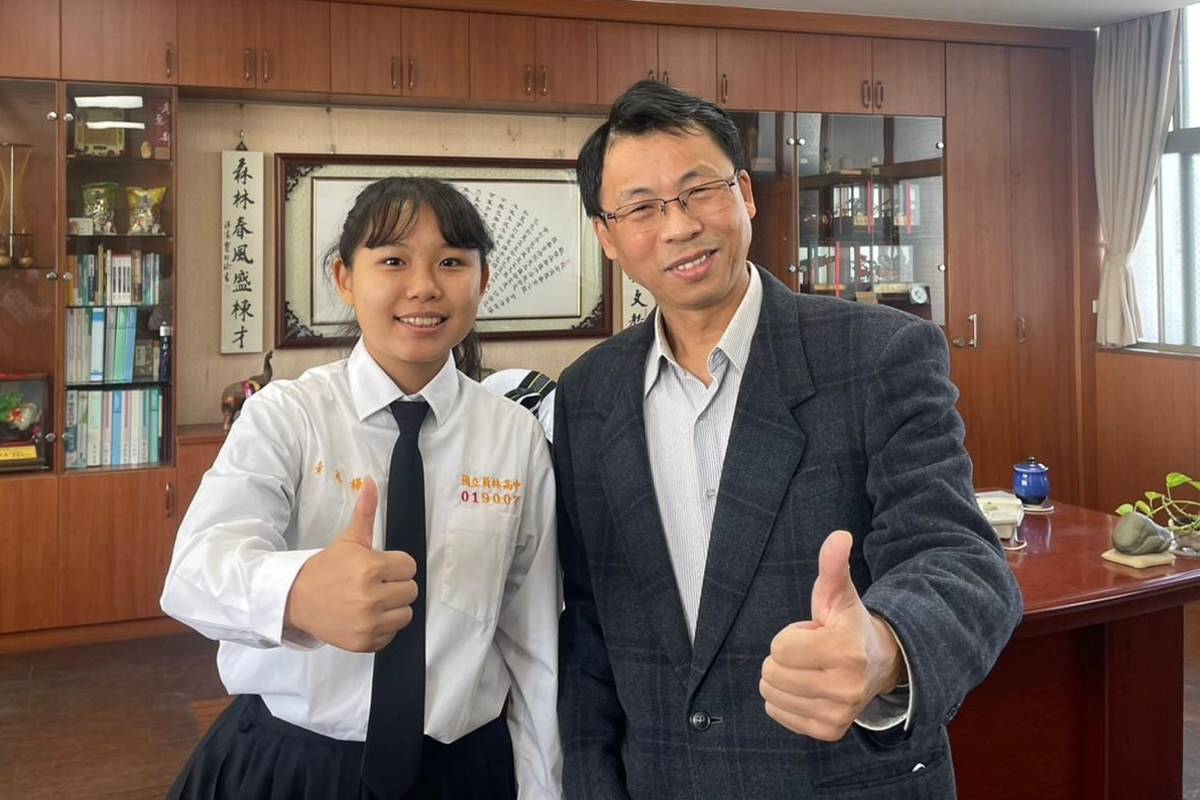 員林高中黃冠樺(左)順利考上臺大醫科希望以教育翻轉貧窮(圖片來源：員林高中)