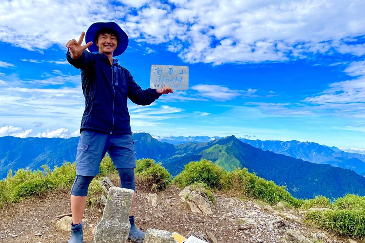 王暐捷攀登百岳之一的南華山，與天地合影（教育部提供）