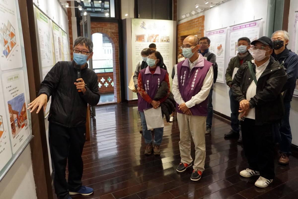 策展人徐逸鴻老師為參觀來賓進行導覽解說（臺北市教育局提供）