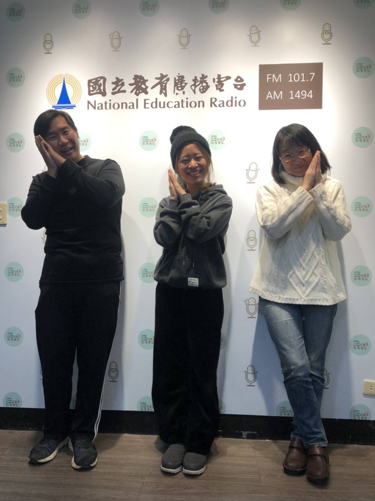 愷晴(中)與主持人
