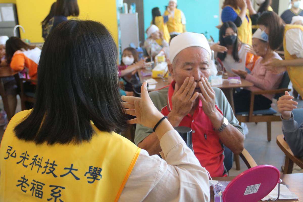 弘光科大老福系教導長者化妝療法（圖源：弘光科大）