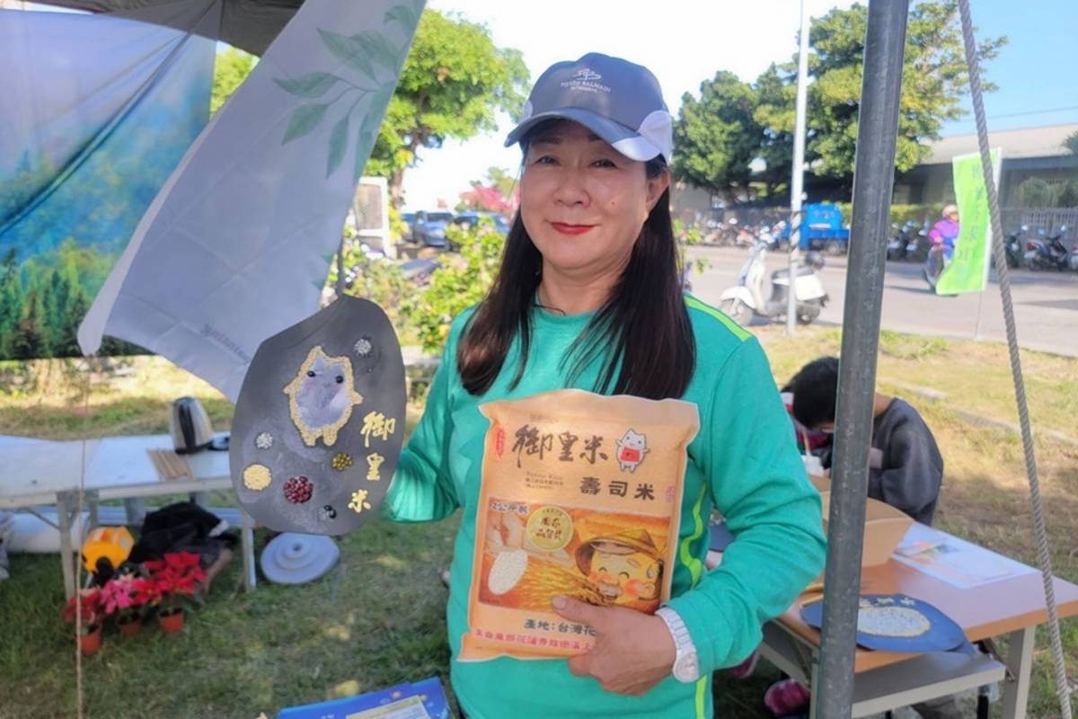 東專園藝科公費班學生也帶著自家產品到現場展售。