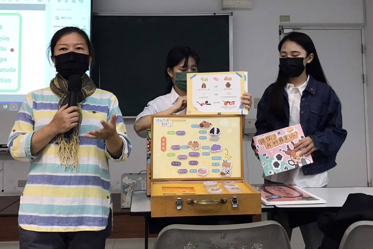 南臺科大《左鎮地方創生》USR計畫團隊介紹教案教具之情形。