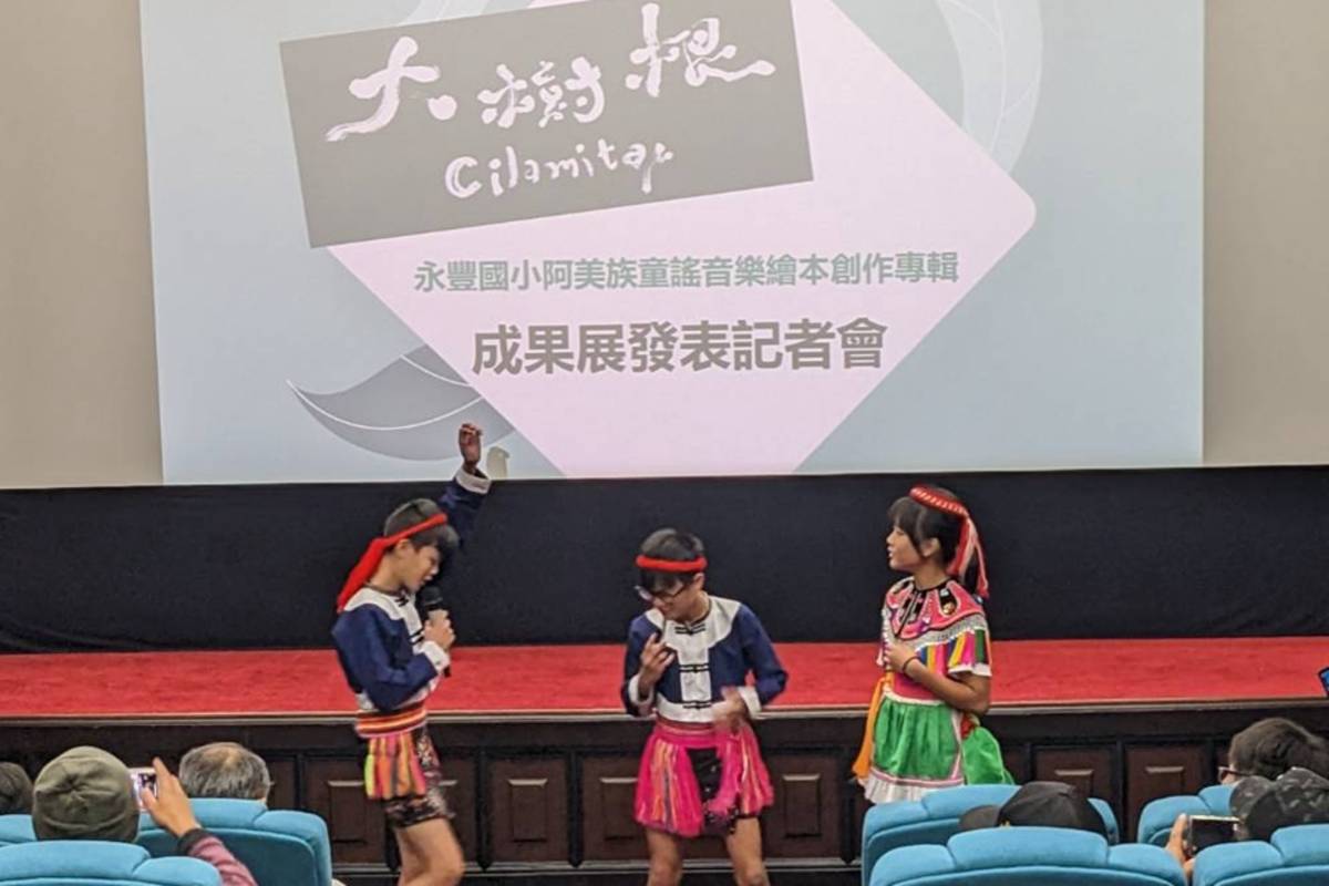 學童演唱童謠