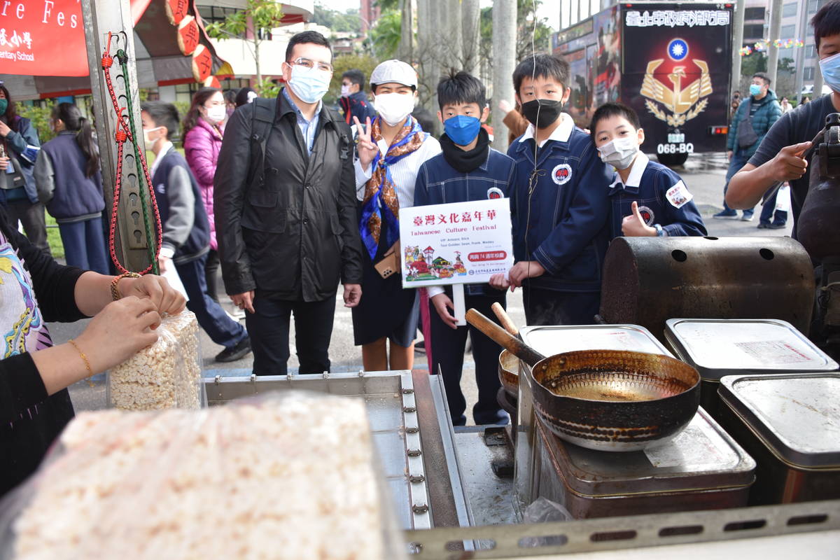 再興學子擔任外交大使為國際學生導覽爆米香製作