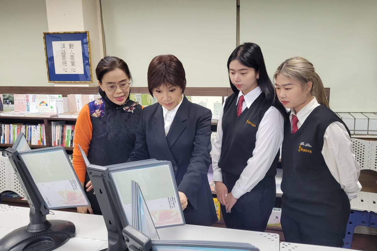 歌仔戲演員唐美雲(左2)以母親名義認養達德商工靜思閱讀書軒(圖片來源：達德商工)