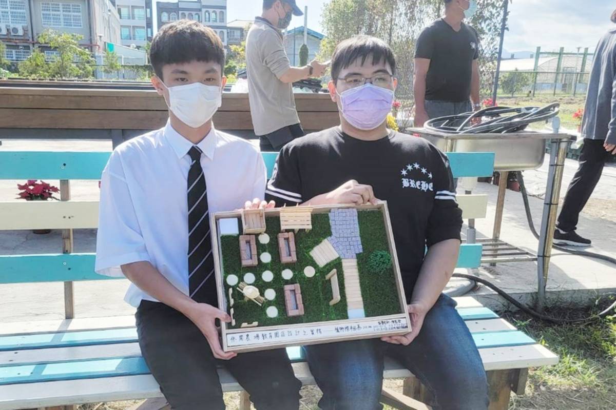 從模型到實務，學生運用所學的園藝、造園景觀、木工技術設計施作，除了改善園區原有設計不良的設施，也增加設施的多樣性。