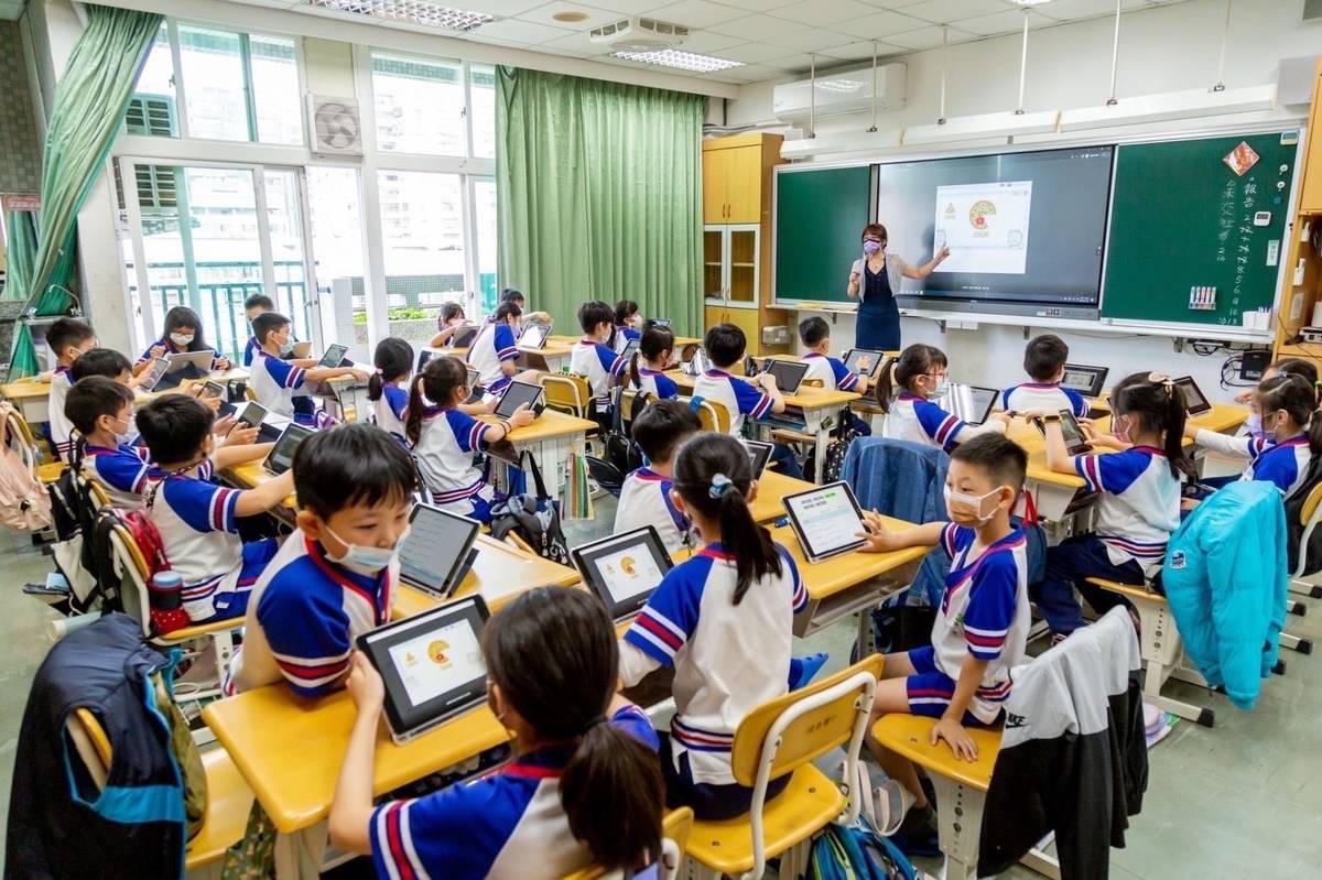 酷課雲學科影片每月平均觀看次數為40萬次、觀看時間為2.1萬小時，深受師生廣泛使用