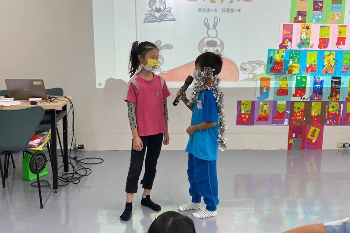 學生登臺發表