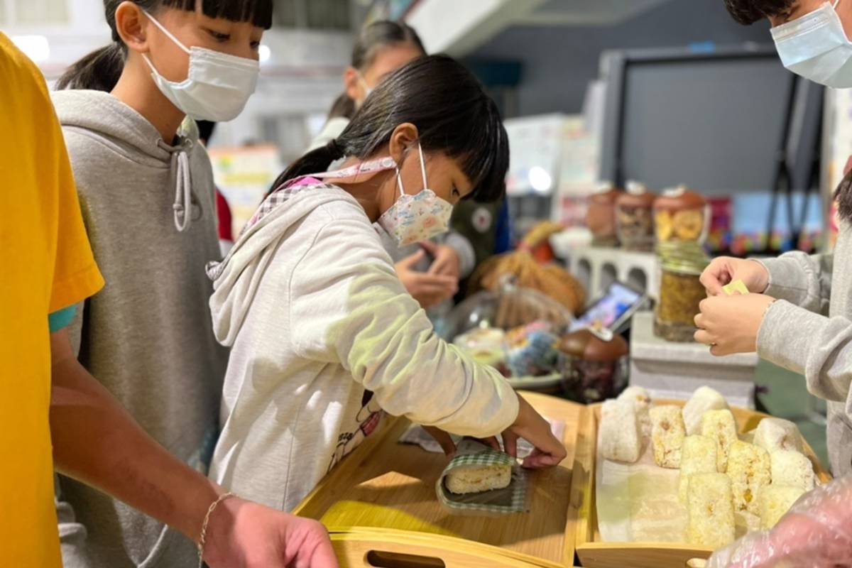 大武國中舉辦第2屆學習暨藝術成果發表會，教師團隊跨域合作，設計豐富多元的闖關活動，並邀請學區國小共襄盛舉。