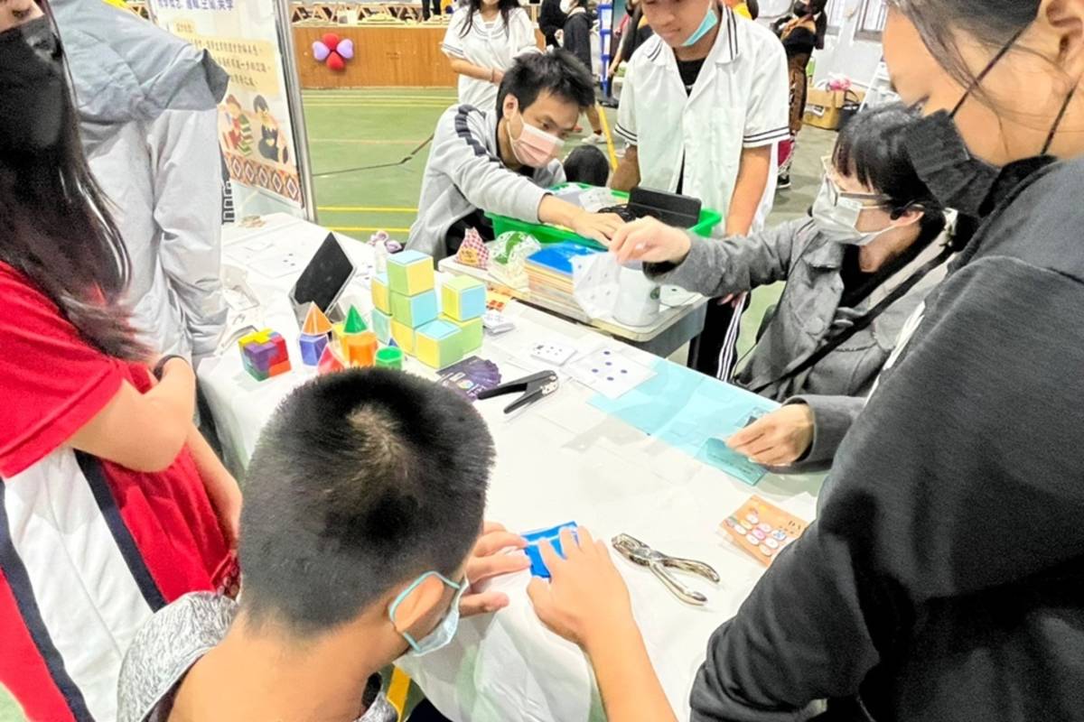 大武國中舉辦第2屆學習暨藝術成果發表會，教師團隊跨域合作，設計豐富多元的闖關活動，並邀請學區國小共襄盛舉。