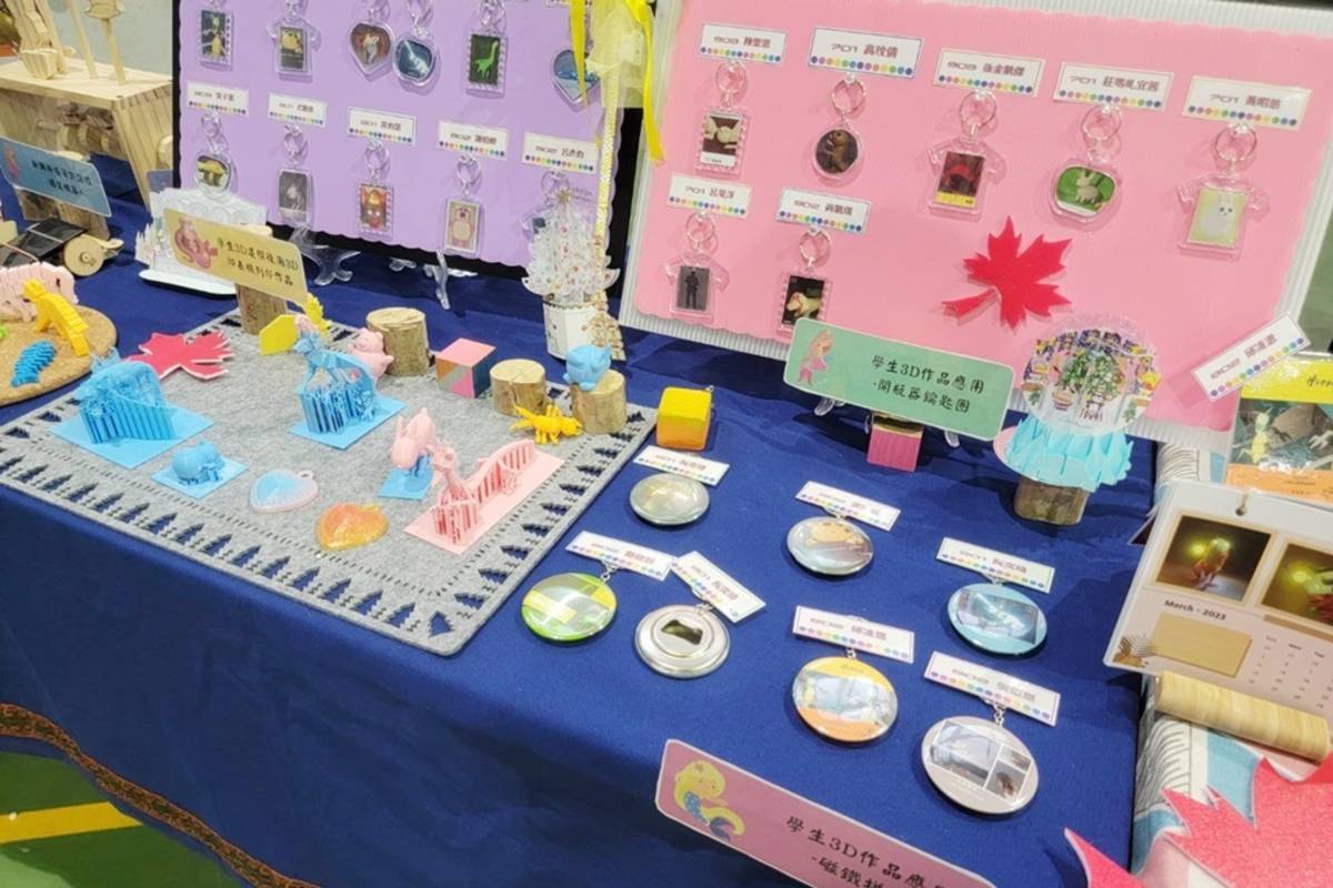3D數位遊戲產業社團學生展出豐富3D列印作品，並運用canva製圖設計軟體將作品設計成明信片、開瓶器、鑰匙圈等文創商品。