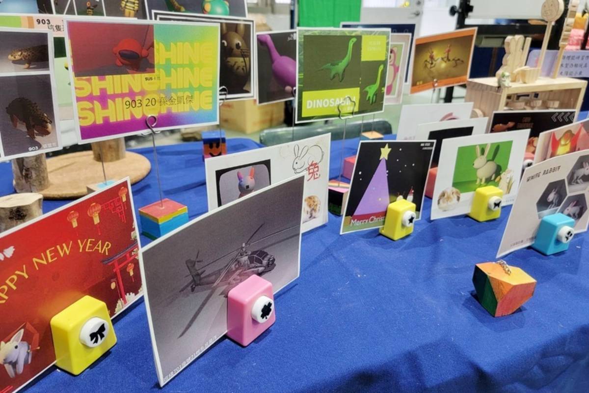 3D數位遊戲產業社團學生展出豐富3D列印作品，並運用canva製圖設計軟體將作品設計成明信片、開瓶器、鑰匙圈等文創商品。