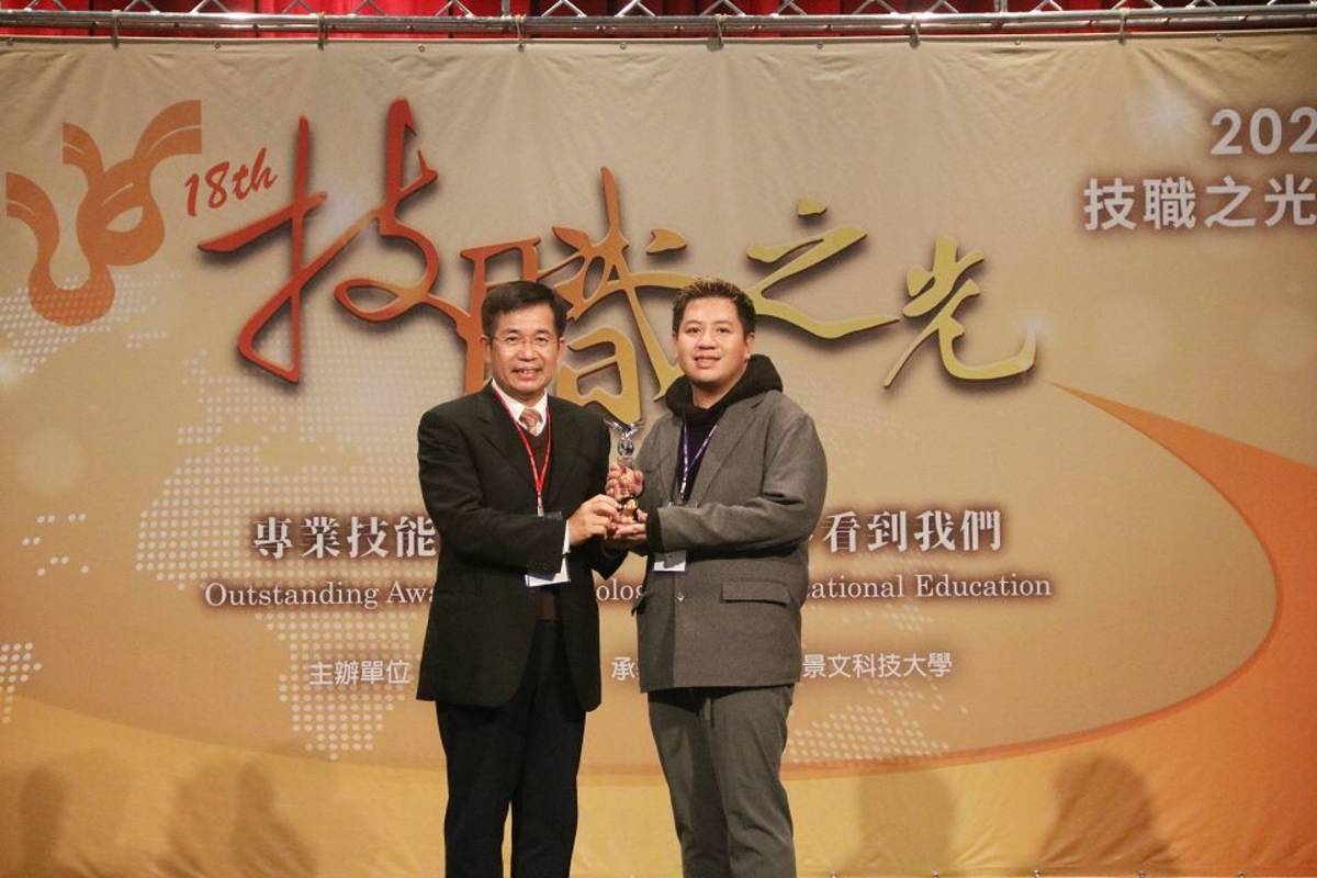 弘光科大劉浩宇同學(右)國際賽為臺爭光，獲技職之光，教育部長潘文忠(左)頒獎