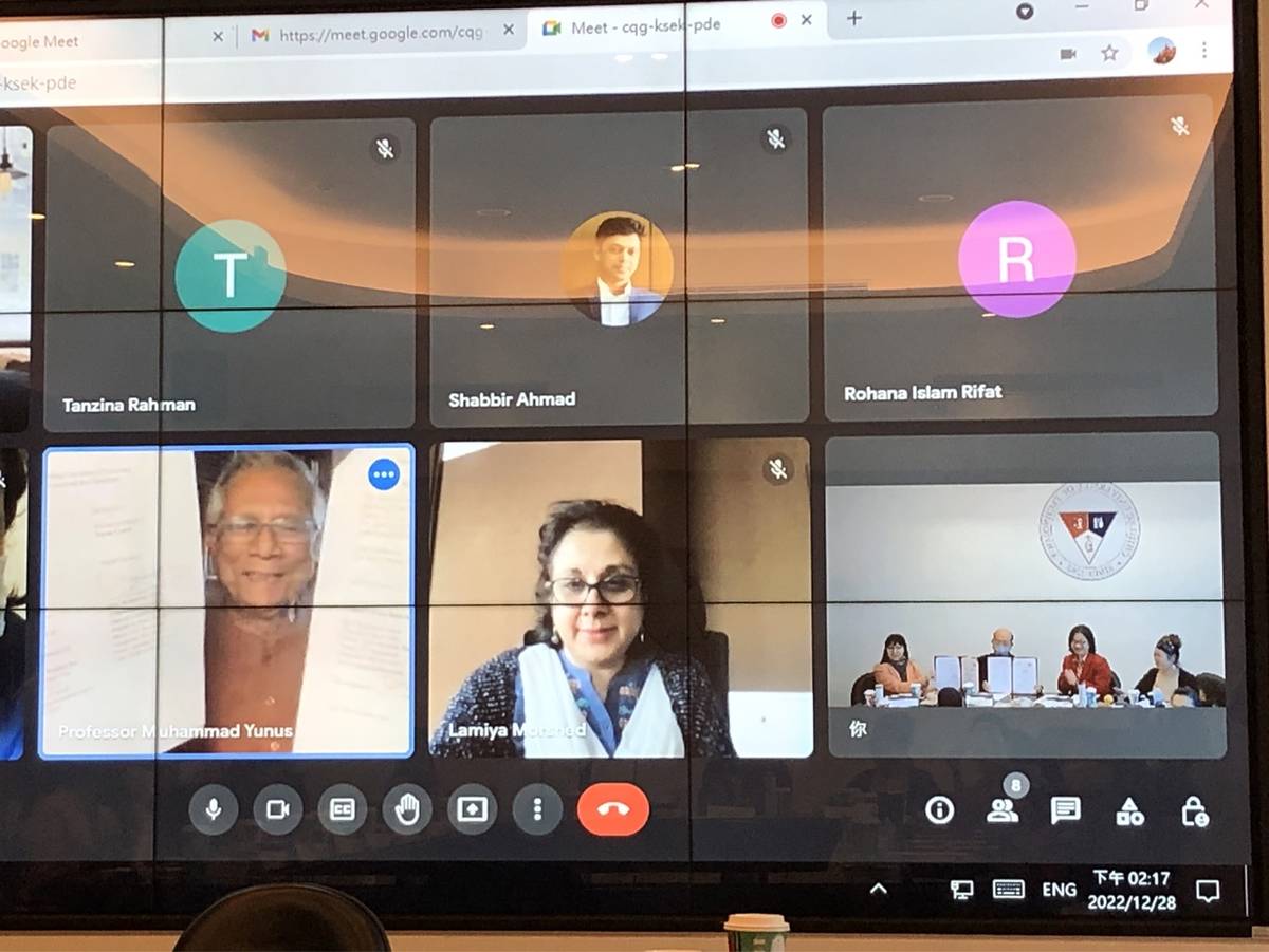 由致理科技大學學術副校長黃博怡及台灣尤努斯基金會董事長蔡慧玲於現場簽署；基金會創始人，同時是2006年諾貝爾和平獎得主，穆罕默德•尤努斯博士也透過視訊參與簽署 (致理科大提供)