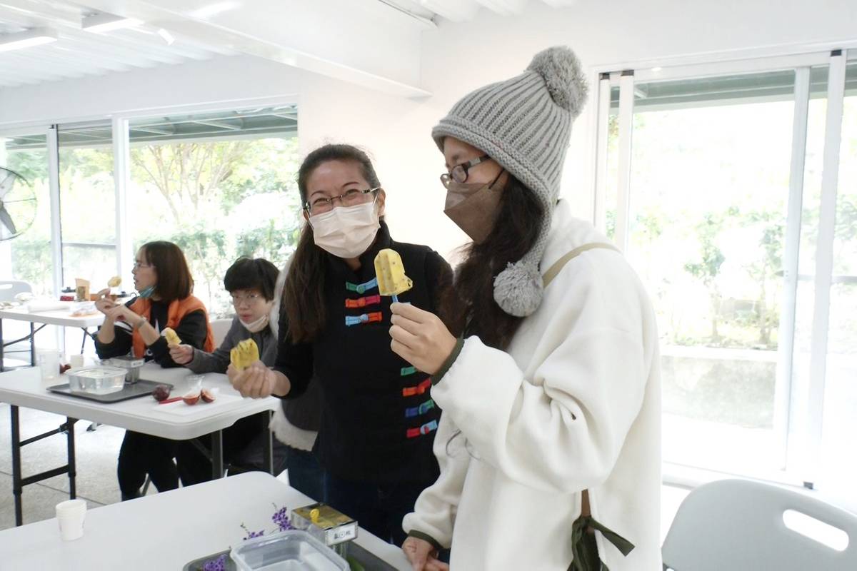 臺東鹿野鄉知名水果冰棒工廠響應食農教育，將冰品店限制空間改造成常態性水果冰棒DIY體驗教室，讓遊客先認識在地水果，再動手做水果冰棒。