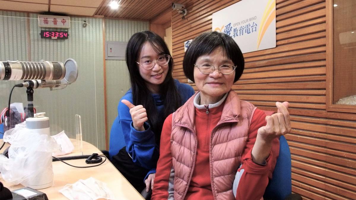 1120104高雄市政府教育局家庭教育中心家庭教育諮詢專線服務志工 王肅雝女士、高雄市政府教育局家庭教育中心專業人員 陳映年-1.JPG