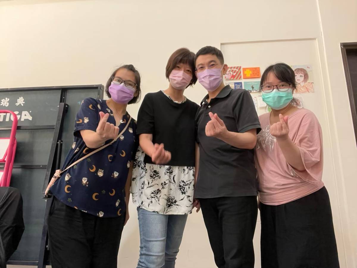 主持人和來賓戴祖聖牧師和陳慧君師母合影