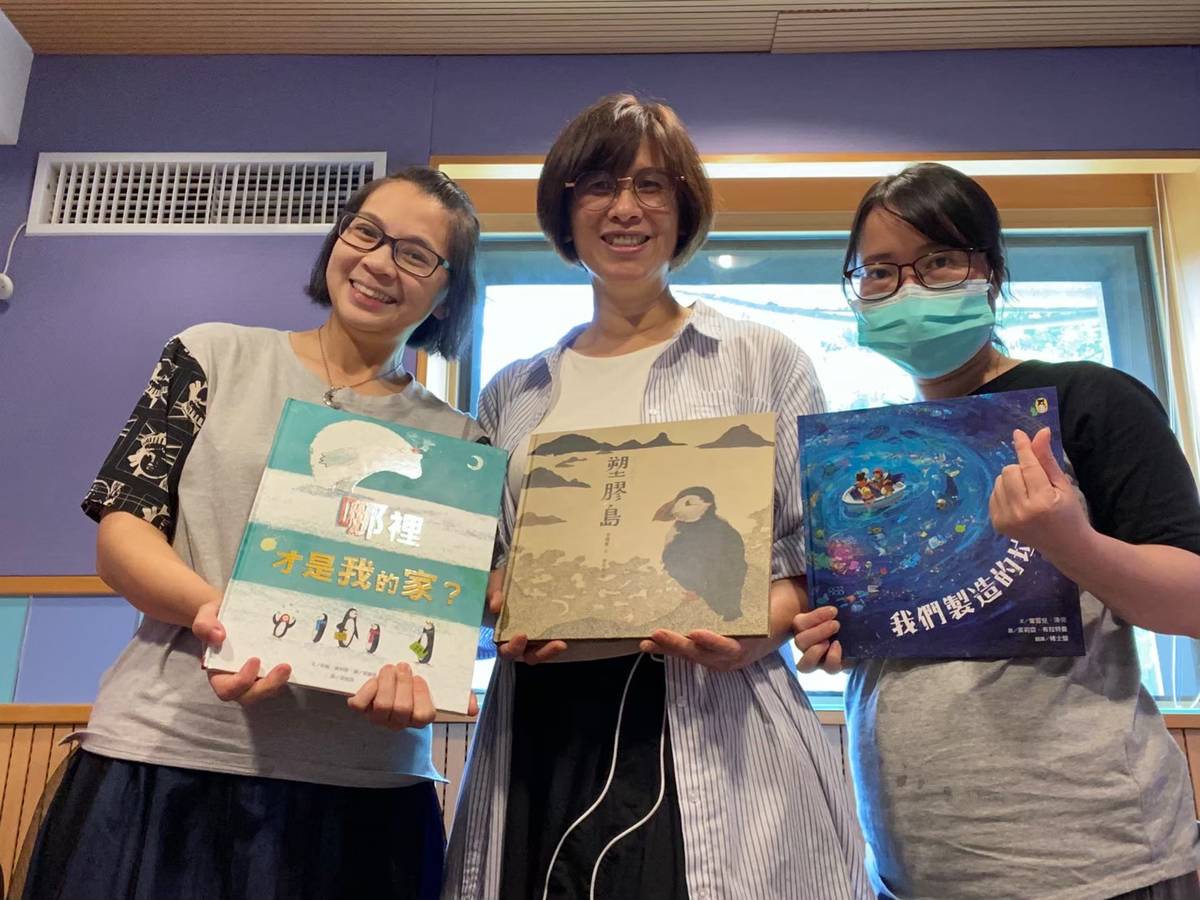 主持人麗蘭和梅英和湘妤老師合影